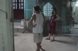 Clip: Khu dân cư bị 'oanh tạc' bằng gạch đá trong đêm