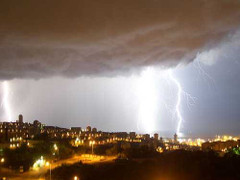 Cuối tuần, tố lốc, mưa đá đe dọa miền Bắc