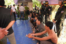 Video: 100 cảnh sát đột kích sới bạc giữa nghĩa trang