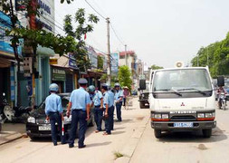 Đấm chảy máu mắt thanh tra giao thông rồi bỏ chạy