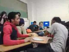 Nam sinh nghịch dại, thi tát nhau đến... té xỉu