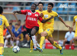 Thiếu Văn Quyến, V.NB chật vật thoát hiểm