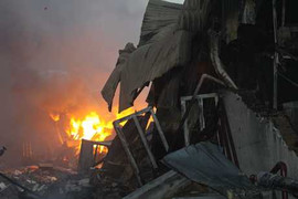 Xưởng may phát hỏa, nghìn xe máy bị đốt thành than