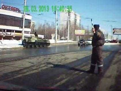 Nga: Lái xe tăng say rượu, đâm vào cột điện trên phố