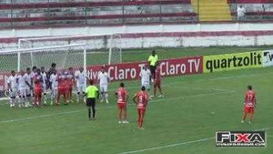 Pha bóng hi hữu: Cầu thủ từ ngoài sân vào cứu thua