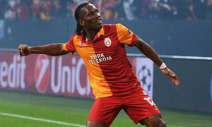Bàn thắng 'siêu rùa' của Drogba