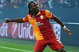 Không cần nhìn, Drogba vẫn lập siêu phẩm lốp bóng