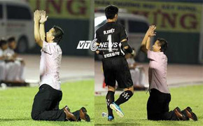 HLV Hoàng Anh Tuấn vái trời, lạy đất