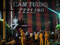 Hàng trăm cảnh sát đột kích quán bar