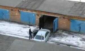 Lắc đầu ngán ngẩm xem cô gái trong clip lái xe vào gara