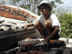 Kỳ cục lão gàn xây mộ cha trên nóc nhà