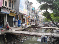 Giữa thủ đô vẫn phải nín thở đi cầu khỉ