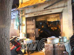 TP.HCM: Côn đồ bịt mặt lái máy xúc đánh sập nhà dân