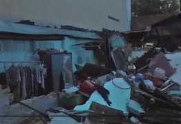 Clip: Côn đồ bịt mặt, lái máy xúc húc sập nhà dân