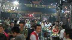 Cảnh sát đột kích quán bar vùng ven rạng sáng