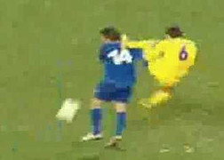 Pha phạm lỗi hiểm ác nhất nhì làng bóng đá