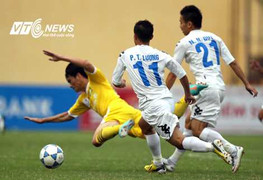 Công Vinh nhã nhặn ngay cả khi bị đá bậy