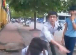 Nữ sinh bắt bạn quỳ gối xin lỗi giữa đường