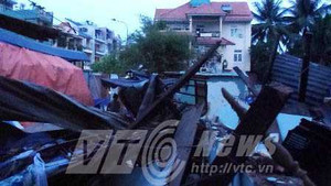 Uẩn khúc vụ côn đồ bịt mặt lái máy xúc đánh sập nhà dân