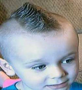Để kiểu tóc lạ Mohawk, bé 5 tuổi bị cấm tới trường