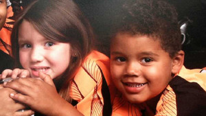 Đau xót 2 em bé bị tường đè chết