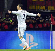 Ronaldo vượt qua tiền bối, bỏ lại Messi