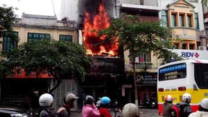 Hà Nội: Cửa hàng áo cưới ở phố Huế bốc cháy dữ dội