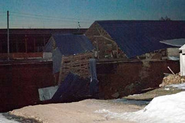 Clip: 'Hố tử thần' khổng lồ nuốt chửng nhà ở Nga