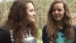 2 nữ sinh nhấc xe hơn 1 tấn cứu sống bố