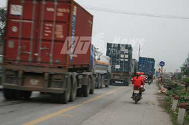 Hai container tông nhau, quốc lộ 5 ùn tắc kéo dài