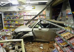 Clip: Siêu xe Audi 'bay' như phim, đâm nát siêu thị