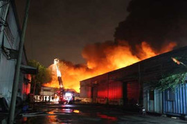 Cháy, nổ lớn ở Bình Dương, huy động trăm lính cứu hỏa