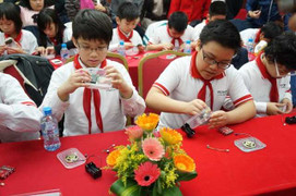 Học sinh lớp 5 làm 'kĩ sư' lắp ráp máy ghi âm