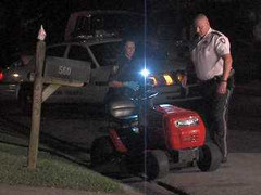 Hai chân lủng lẳng vì máy cắt cỏ