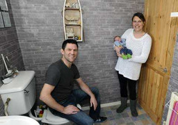 Chồng đỡ đẻ cho vợ trong nhà vệ sinh