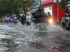Mưa lớn, đường phố Sài Gòn biến thành 'sông'