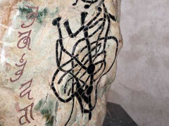 Cận cảnh 'hòn đá lạ' tại đền Hùng