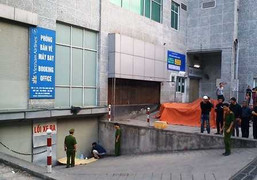 Hà Nội: Nam sinh tử vong ở cửa hầm chung cư