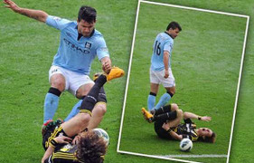 Aguero tung đòn kungfu vào người đối thủ