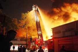 Video: 'Biển lửa' nhấn chìm tổng kho Sacombank