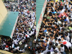 Clip: Fan cuồng SLNA 'công thành thời Chiến quốc'