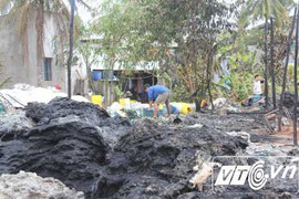 TP.HCM: Kho phế liệu bị thiêu rụi giữa trưa nắng gắt