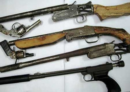 Mua 6 khẩu súng, 1 thỏi mìn để 'phòng thân'