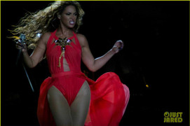 Beyonce 'nổi loạn' với trang phục bốc lửa