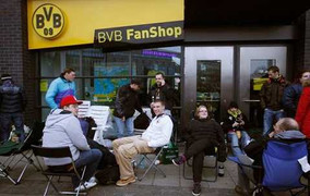 Cắm trại qua đêm chờ mua vé đại chiến Real