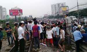 Băng qua lan can, người đàn ông bị tàu hỏa cán chết