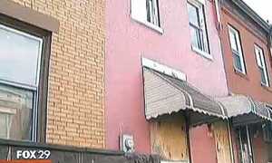 Thiếu nữ tự sinh con rồi vứt ở nhà hoang