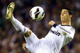 Những màn 'làm xiếc' khiến Ronaldo, Messi ngả mũ