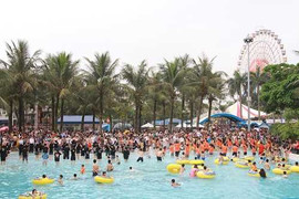 Hàng vạn người thủ đô đổ xô tới công viên nước