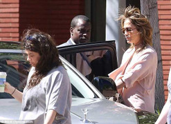 Jennifer Lopez đỏ mặt vì váy ngắn bị gió 'trêu đùa'